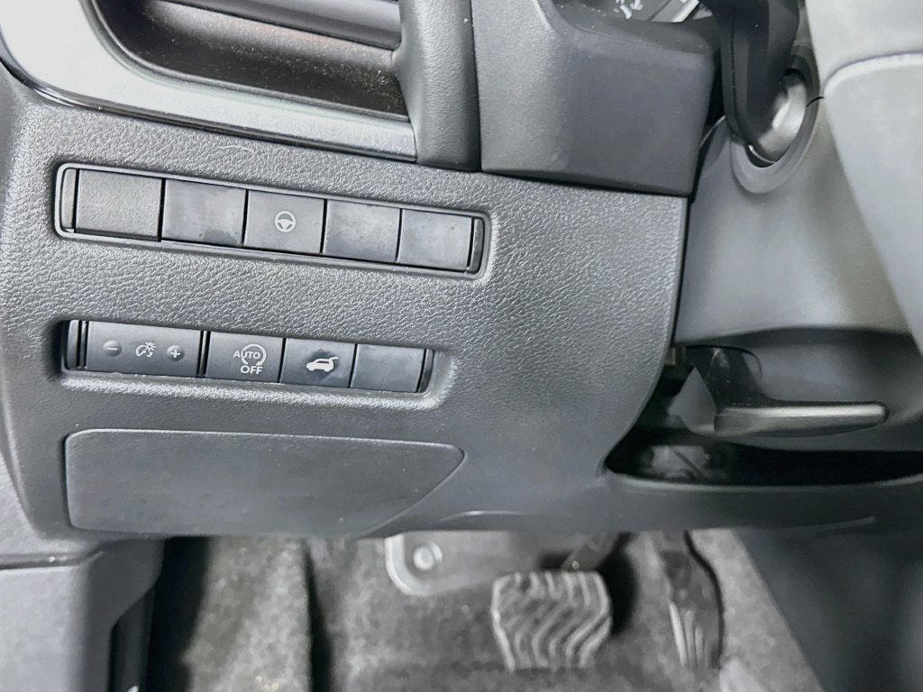 Certified 2025 Nissan Rogue SV FWD image 18