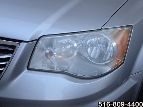 Used 2012 Chrysler Town & Country Touring image 8