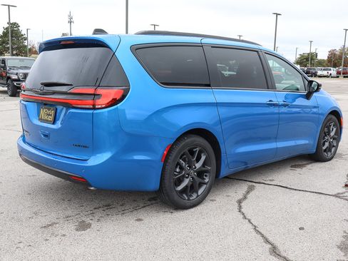 New 2026 Chrysler Pacifica Limited w/ Uconnect Theater Family Group image 5