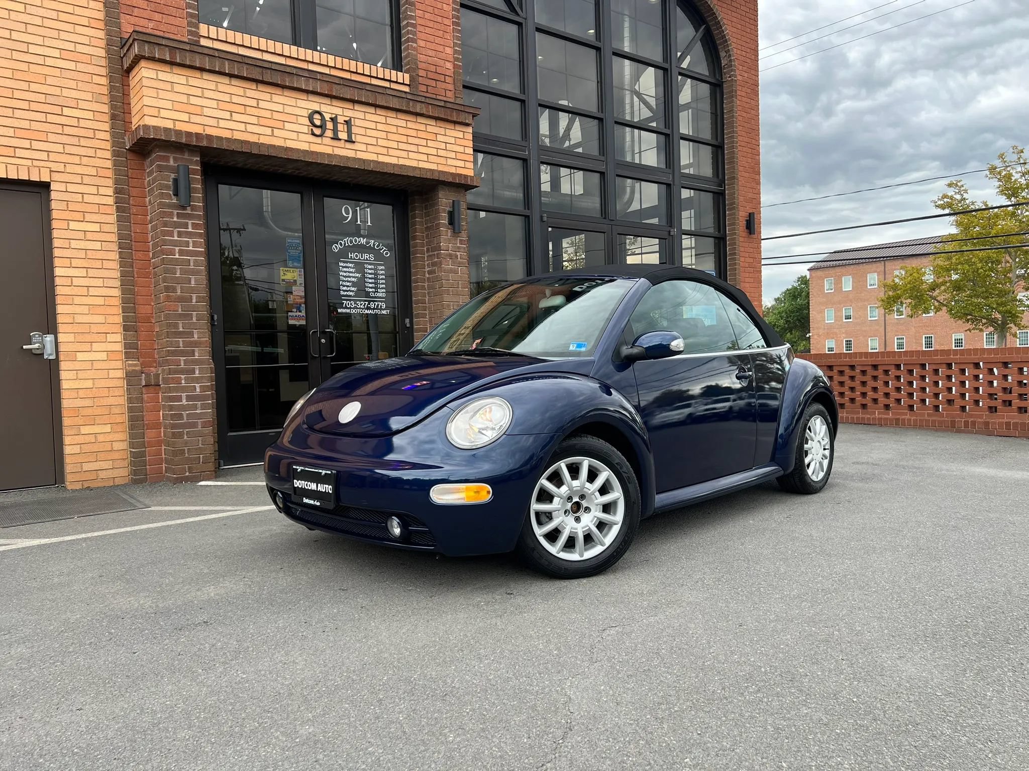 Used 2005 Volkswagen Beetle Dark Flint Edition FWD image 2
