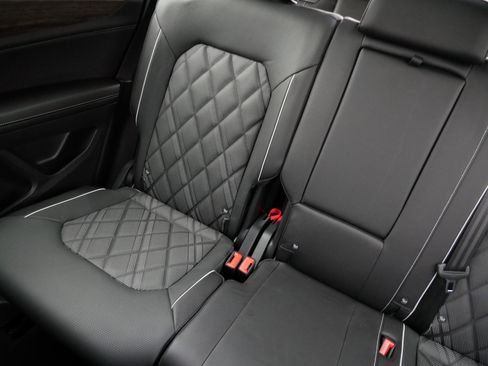 Certified 2025 Volkswagen Atlas SEL Premium R-Line image 11