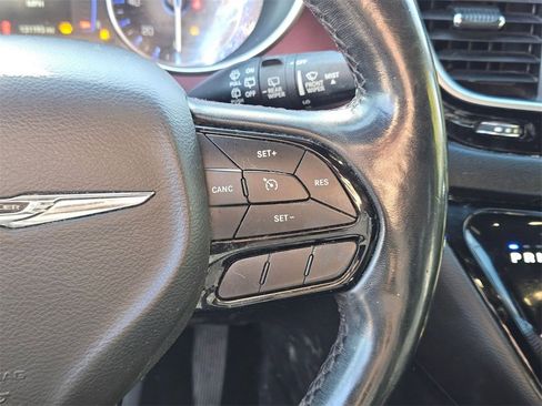 Used 2020 Chrysler Pacifica Touring-L image 20