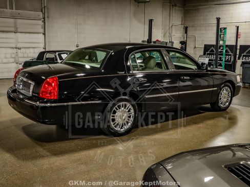 Used 2010 Lincoln Town Car Signature Limited image 9