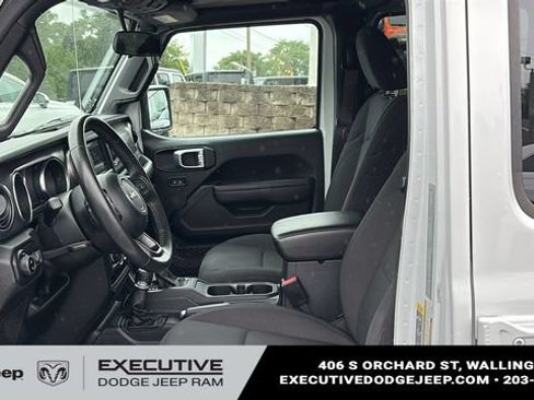 Used 2022 Jeep Gladiator Sport AWD/4WD image 11