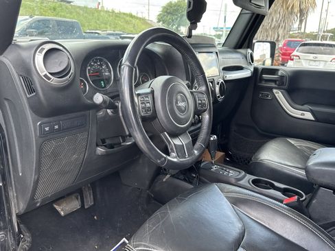 Used 2015 Jeep Wrangler Unlimited Rubicon w/ Connectivity Group AWD/4WD image 11