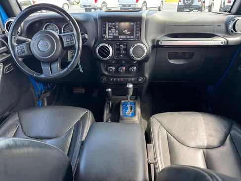 Used 2015 Jeep Wrangler Unlimited Sahara w/ Connectivity Group AWD/4WD image 11