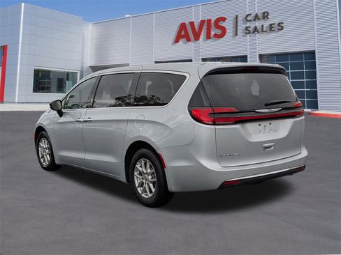 Used 2024 Chrysler Pacifica Touring-L image 9