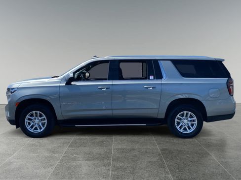 Used 2024 Chevrolet Suburban LT RWD image 2