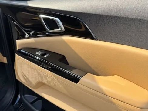 Used 2024 Kia Carnival EX image 17