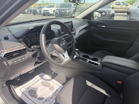 Used 2025 Nissan Altima 2.5 SV FWD image 13