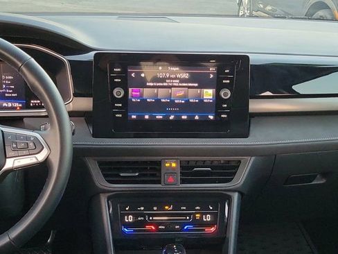 Used 2025 Volkswagen Taos SE image 5