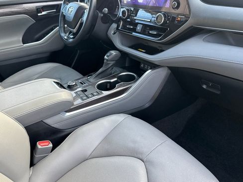 Used 2023 Toyota Highlander Limited image 32