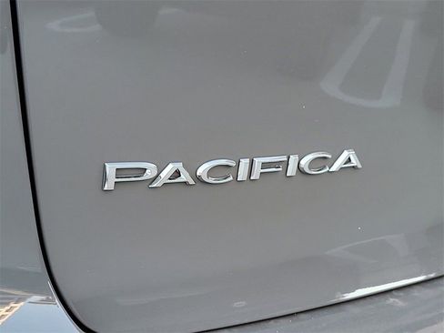 New 2025 Chrysler Pacifica Select image 20