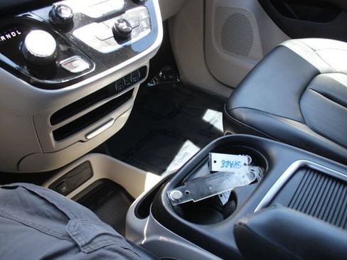 Used 2023 Chrysler Pacifica Touring-L FWD image 11