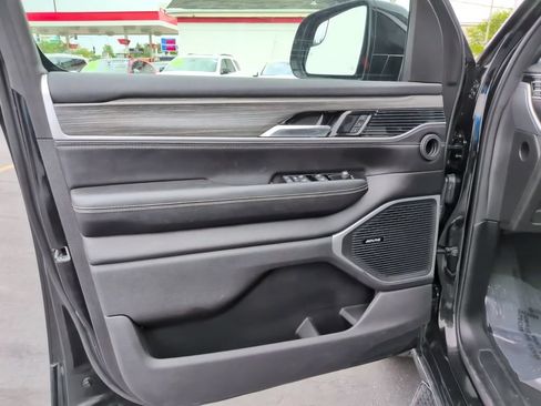 Used 2023 Jeep Wagoneer Series III w/ Preferred Equipment Group AWD/4WD image 19