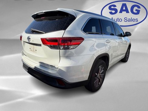 Used 2018 Toyota Highlander XLE image 3