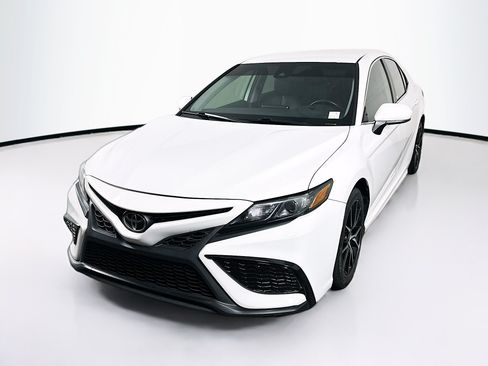 Used 2021 Toyota Camry SE FWD image 3