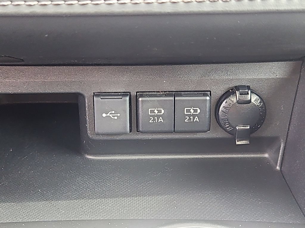 Used 2021 Toyota Highlander XLE AWD/4WD image 17