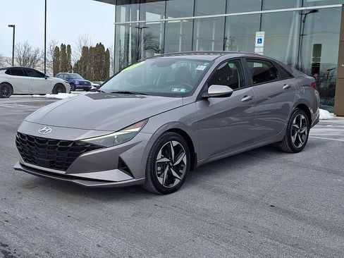 Used 2023 Hyundai Elantra SEL w/ Convenience Package image 3