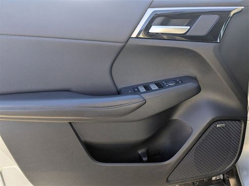 Used 2025 Mitsubishi Outlander SE image 16