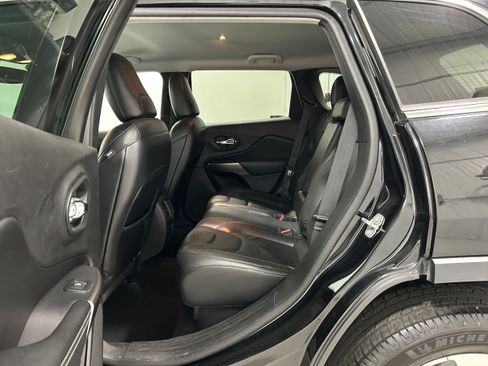 Used 2019 Jeep Cherokee Limited AWD/4WD image 28
