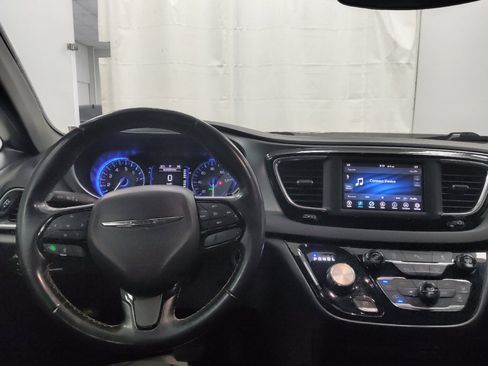 Used 2020 Chrysler Pacifica Touring w/ S Appearance Package FWD image 22