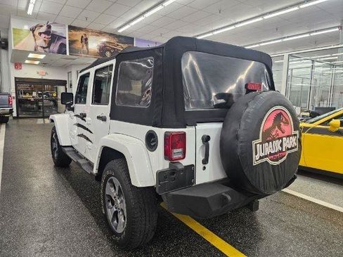 Used 2018 Jeep Wrangler Unlimited Sahara w/ Connectivity Group AWD/4WD image 5
