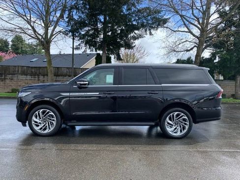 New 2026 Lincoln Navigator L Premier AWD/4WD image 2