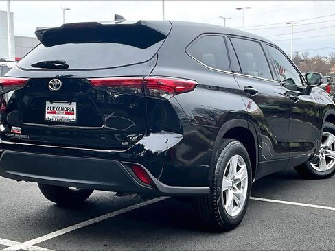 Used 2022 Toyota Highlander LE image 12
