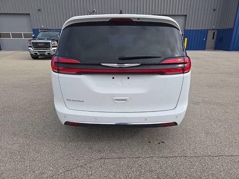 Used 2025 Chrysler Pacifica Select FWD image 4