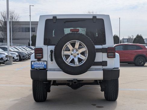 Used 2017 Jeep Wrangler Unlimited Sahara w/ Connectivity Group image 8