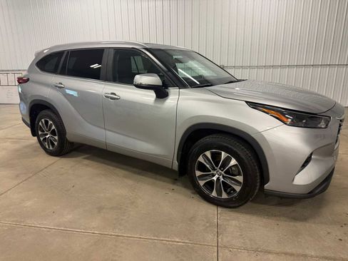 Used 2023 Toyota Highlander XLE AWD/4WD image 8