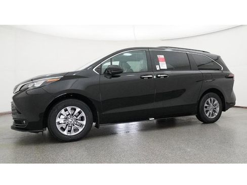 New 2026 Toyota Sienna XLE image 18