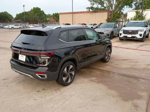 Used 2025 Volkswagen Taos SE AWD/4WD image 7