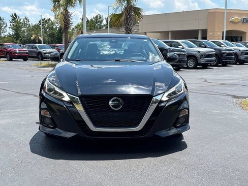 Used 2020 Nissan Altima 2.0 Platinum FWD image 2