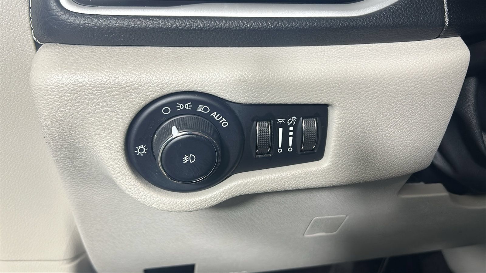 Used 2023 Chrysler Pacifica Touring-L FWD image 22