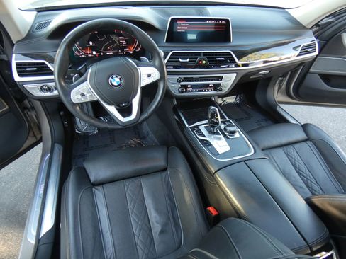 Used 2020 BMW 750i xDrive w/ Executive Package image 22