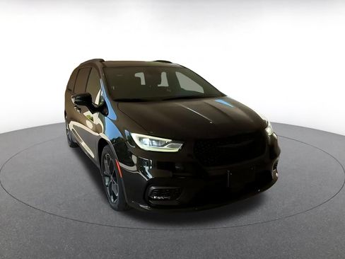Used 2025 Chrysler Pacifica Limited FWD image 13