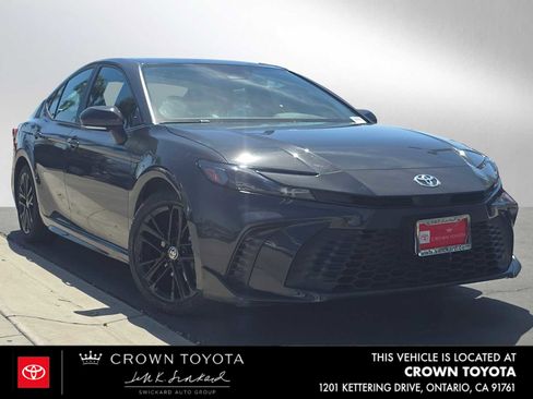 Certified 2025 Toyota Camry SE FWD image 1