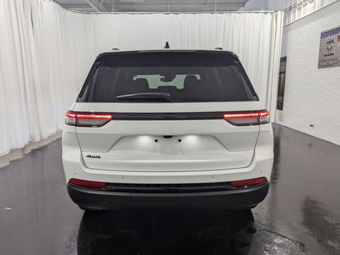 New 2024 Jeep Grand Cherokee Altitude image 7