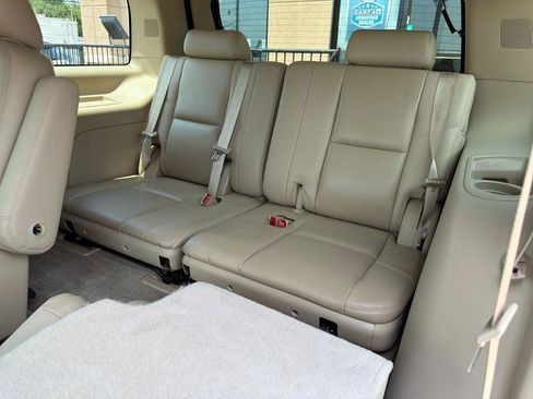 Used 2012 Cadillac Escalade Luxury RWD image 34