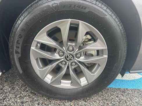 Used 2024 Toyota Sienna LE AWD/4WD image 3