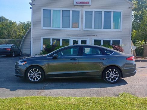 Used 2017 Ford Fusion SE w/ Fusion SE Technology Package FWD image 2