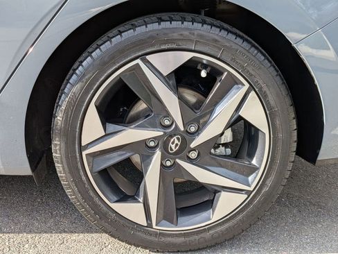 Used 2023 Hyundai Elantra Limited image 12