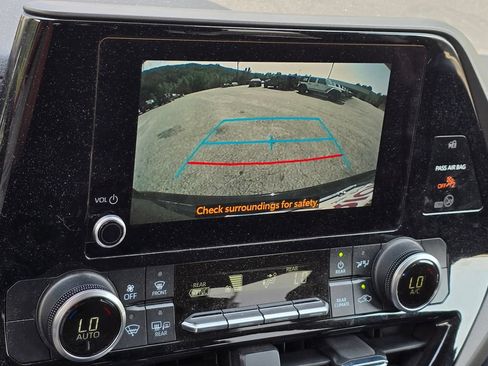 Used 2023 Toyota Highlander LE FWD image 9