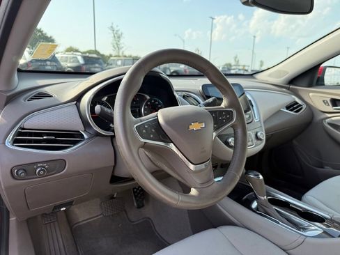 Used 2017 Chevrolet Malibu LT FWD image 10