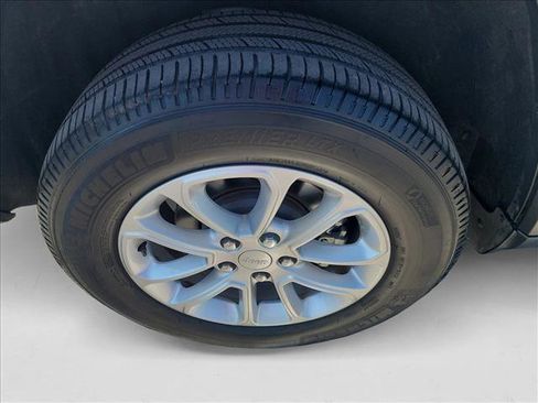 Used 2022 Jeep Grand Cherokee Laredo E image 11