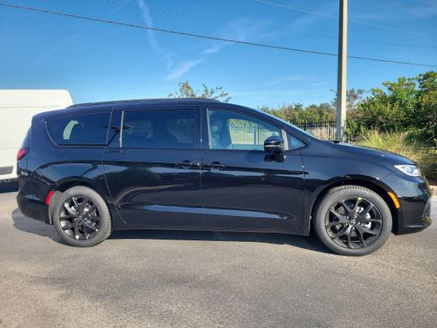 New 2026 Chrysler Pacifica Select image 5