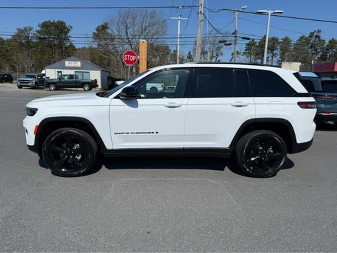 Used 2025 Jeep Grand Cherokee Altitude AWD/4WD image 4