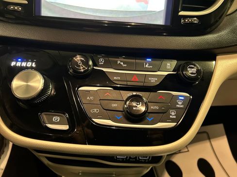 Used 2024 Chrysler Pacifica Touring-L image 19